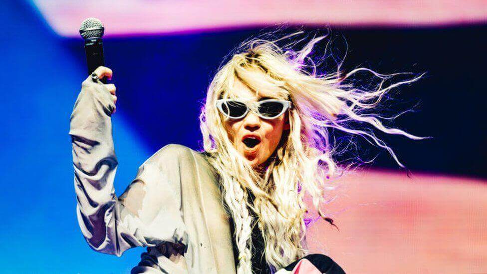 Grimes egy X posztban kért bocsánatot rajongóitól